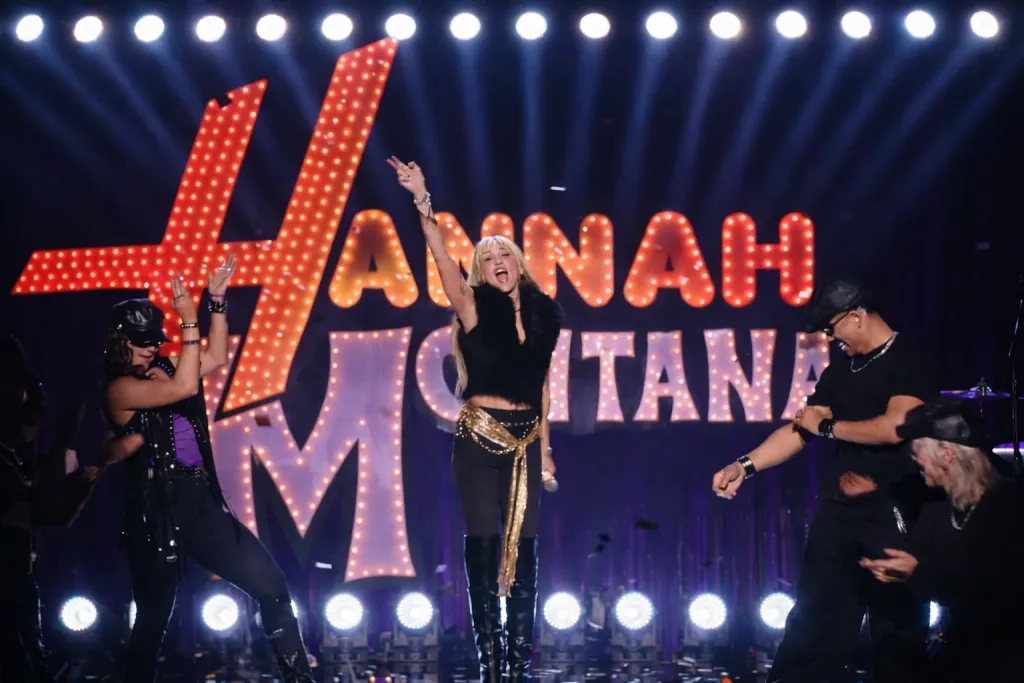 Miley Cyrus: Επιστροφή στη Χάνα Μοντάνα στο El Capitan Theatre