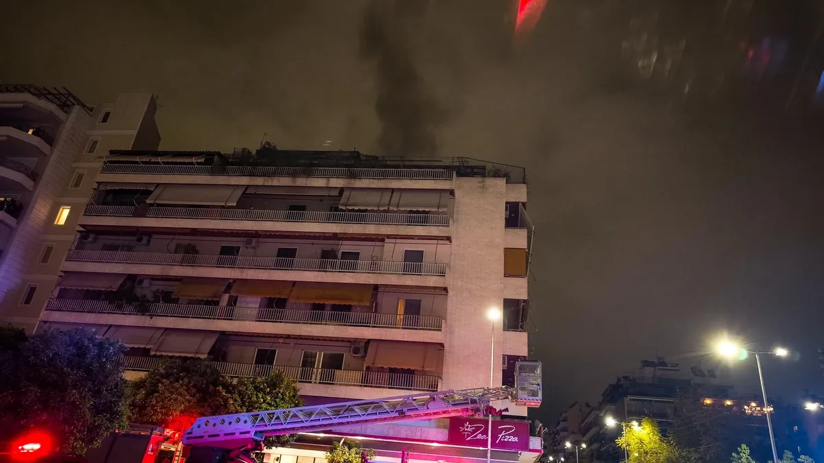 Φωτια νεα σμυρνη: Φωτιά στη Νέα Σμύρνη: Σορός γυναίκας εντοπίστηκε κατά τη διάρκεια κατάσβεσης