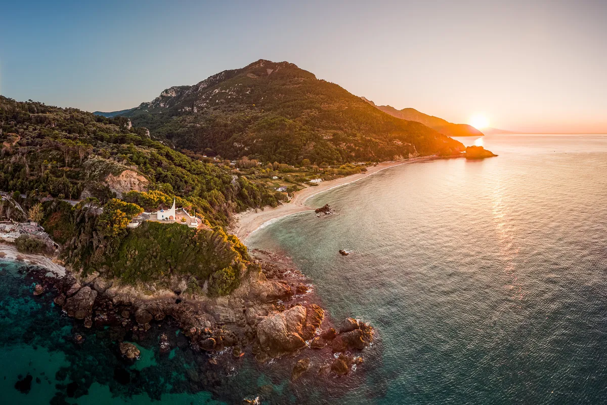 Σάμοσ: Σάμος: Αυθεντικός Τουριστικός Προορισμός και Πανικός στο Πλοίο