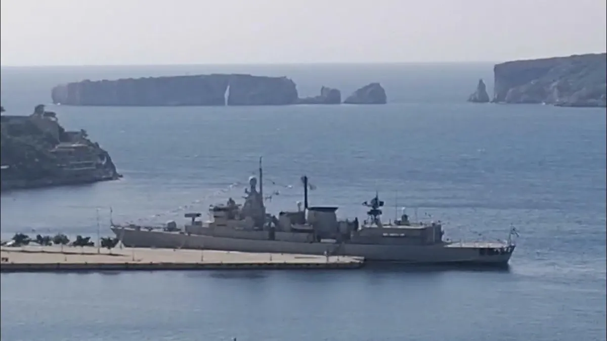 Φρεγάτα: Δύο ιρανικοί πύραυλοι πλήττουν αμερικανική
