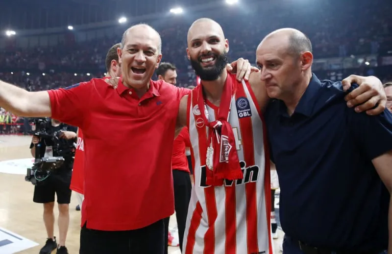 Βουίζει ο Πειραιάς για νέο Φουρνιέ στον Ολυμπιακό – 3 εκατ. οι Αγγελόπουλοι